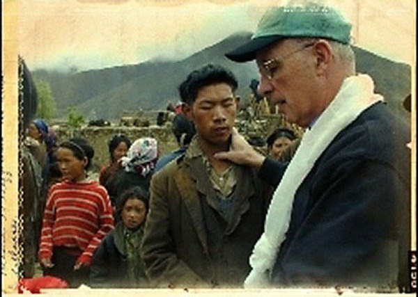 El Doctor Eastman atendiendo a uno de sus pacientes