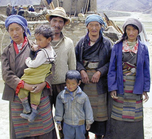 Familia tibetana de tres generaciones afectada por el bocio y el deterioro intelectual debido a la carencia de yodo.